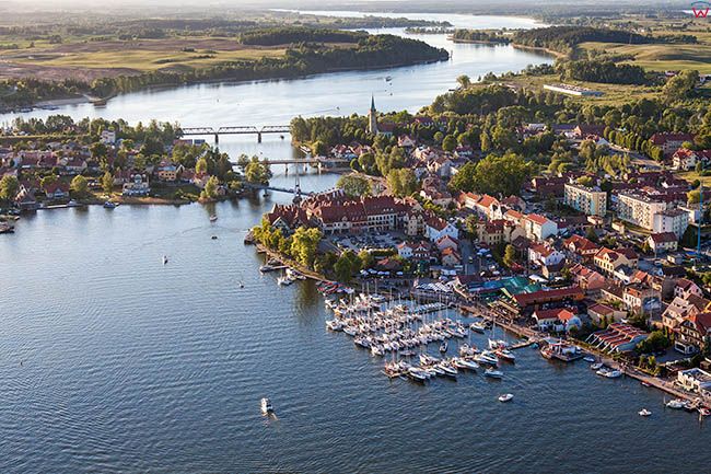 Mikolajki, panorama na miasto od strony jeziora Mikolajskiego. EU, PL, Warm-Maz. Lotnicze.